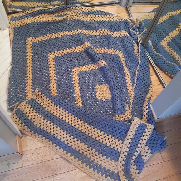 CROCHET BLANKET - Picture 1 of 3